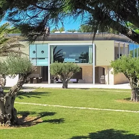 A Coastal Escape With Stunning Views Villa *