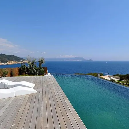 A Coastal Escape With Stunning Views Villa *